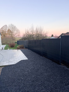 Photo de galerie - Fourniture de cailloux déco type gris des Ardennes en 7/14. mise en place d’une clôture avec occultants composites 