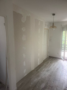 Photo de galerie - Rénovation intérieure : pose de plaques de plâtre, réalisation des bandes et enduits, préparation des murs avant peinture.