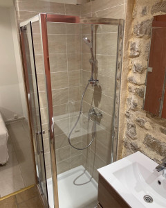 Photo de galerie - Rafraichissement d'une douche avec remplacement de la faïence, étanchéité, paroi de douche et de la colonne de douche.