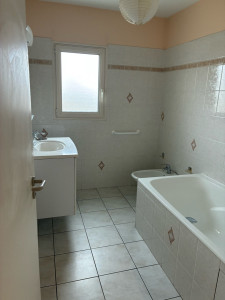 Photo de galerie - Salle de bain des enfants avant rénovation 