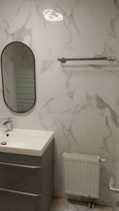 Photo de galerie - Carrelage + meuble sous vasque - porte
 serviette - miroir 