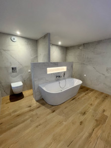 Photo de galerie - Rénovation d’une salle de bain, carrelage format 120x120cm murale et 30x120cm au sol 