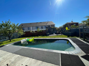 Photo de galerie - Aménagement extérieur, création d’une pelouse et terrasse, enduit des murs, Pierre apparente