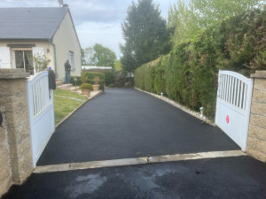 Photo de galerie - Création d’une allée en enrobé à chaud noir 