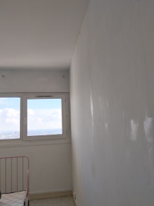 Photo de galerie - Enlever l'ancien papier peint, en suite pose la toile de verre et peinture 