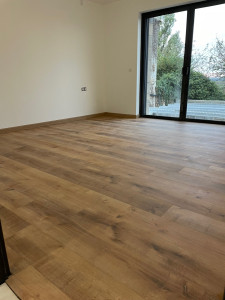 Photo de galerie - Pose de parquet flottant et plinthes 
