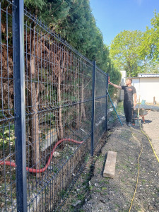 Photo de galerie - Mise en place du chantier 
mise au propre
tranchée
pose de grillage rigide 
fixation par cimentation
fin de chantier rebouchage de la tranchée par un drainage et finition gravier