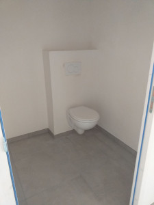 Photo de galerie - Installation d'un toilette.
