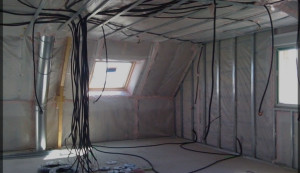 Photo de galerie - Madame, Monsieur, Veuillez trouver ci-dessus, une photo de mes réalisations entrain de passer les gaines ainsi que les câbles électriques en lieu et place, ainsi que de faciliter leurs arrivées à l’armoire électrique dédiée à l’installation électrique.