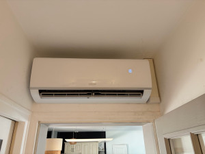 Photo de galerie - Installation d’une climatisation Airton fournie par le client pour pouvoir supporter l’été