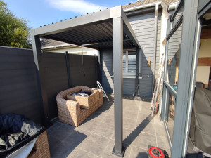Photo de galerie - Montage et fixation d'une pergola bioclimatique