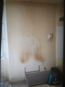 Photo de galerie - Mur très salle au départ des locataires lessivage ponssages une couche d'après et deux couches de peinture à la glycero 