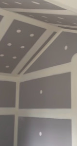 Photo de galerie - Travaux de peinture et plâtrerie : préparation des murs et plafonds, bandes à joints, enduits et finitions professionnelles.