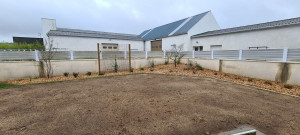 Photo de galerie - Création de massif avec plantation et paillage. 
chaînette de pavé.
réalisation d'un gazon .