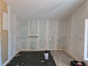 Photo de galerie - Enlèvement de la tapisserie pour ensuite ratissage complet avec pose de trame 