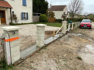Photo de galerie - Réalisation des piliers pour portail coulissant et portillon 