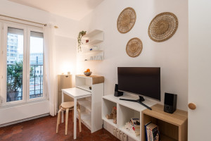 Photo de galerie - Rénovation d’un studio de 12 m², optimisé avec des solutions de menuiserie sur mesure pour maximiser rangement et circulation. Missions : conception, plan d’architecture, suivi travaux, décoration, maquettes 3D, aménagement et photographie architecturale
