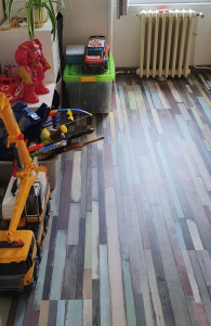 Photo de galerie - Dépose de l'ancien revêtement et pose d'un sol stratifié dans une chambre d'enfant : un chantier soigné pour un espace coloré, chaleureux et plein de vie.