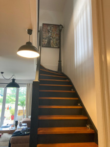 Photo de galerie - Escalier entièrement poncé, repeint et vernis