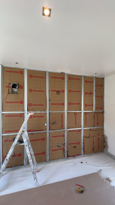 Photo de galerie - Isolation des murs avec laine de roche Rockwool sur ossature métallique. Préparation pour la pose de plaques de plâtre (BA13). Amélioration de l’isolation thermique et acoustique.