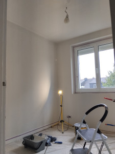 Photo de galerie - Reprise des bandes du jointeur mur placo des ouvertures. apprêt des murs et plafond. rebouchage et lissage enduit finition au perfect liss des deux murs brique plâtrière. puis peinture de finition choisie par le client.