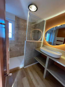 Photo de galerie - Rénovation salle de bains complète . 
