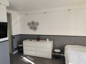 Photo de galerie - Retouche enduit + peinture mur bicolore suite à un dégât des eaux.