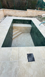 Photo de galerie - Réalisation d’une piscine en carrelage et granite. 