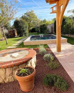 Photo de galerie - Massif paysager et engazonnement aux abords d'une piscine