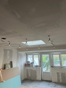 Photo de galerie - Implantation et installation de spot autour d’un puit de lumière pour une cuisine