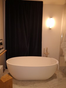 Photo de galerie - Création du salle de bain avec baignoire centrale.