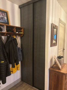 Photo de galerie - Relouking de porte de dressing avec du béton ciré roulé.