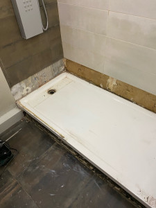 Photo de galerie - Affaissement du receveur de douche.Dégarnissage d’une rangée de faïences en périphérie du receveur de douche et enlèvement du receveur.