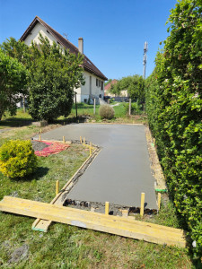 Photo de galerie - Création d'une terrasse pour accueillir, tonelle, salon de jardin & BBQ 