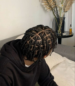 Photo de galerie - Passion twists avec motifs géométriques ✨ Une coiffure travaillée et élégante, avec un joli jeu de séparations pour un rendu original, propre et tendance. Réalisation à domicile.