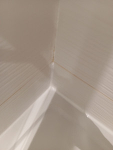 Photo de galerie - La personne souhaitait que je refasse les joints de la douche, car ils étaient tous noircis. J’ai donc retiré l’ancien silicone et appliqué un nouveau joint anti-moisissure, bien sûr ?