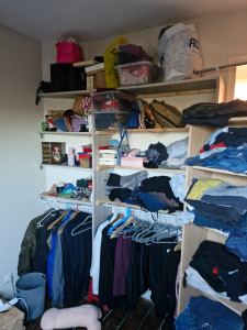 Photo de galerie - Dressing fait avec les planche d' un lit enfant