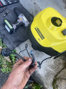 Photo de galerie - Changement du câble d’alimentation électrique sur un aspirateur de marque karcher 