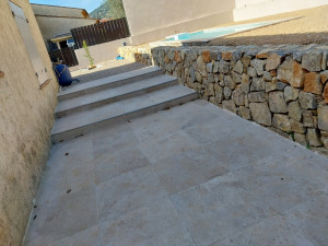 Photo de galerie - Mur pierre sèche 
carrelage 
escaliers 