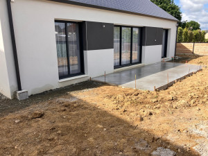 Photo de galerie - Terrassement + Coulage dalle béton fibré pour terrasse + empierrement trottoir et cour.