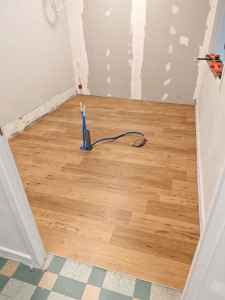 Photo de galerie - Pose de parquet pour un salon de coiffure sur Clermont Ferrand 