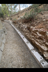 Photo de galerie - Fondation et montage de mur en agglo de 15m de long sur 1,50m de hauteur