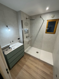 Photo de galerie - Installation complète d’une paroi de douche et d’un meuble vasque, avec raccordements et finitions.