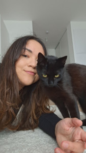 Photo de galerie - Avec ma petite chatte d’un an 
Une de mes expériences quotidiennes qui m’a appris à comprendre et respecter les besoins de nos petits félins