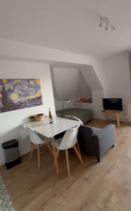 Photo de galerie - Nettoyage complet d’un studio Airbnb : sols, poussière, coin repas, surfaces et lit. Préparation du logement avant l’arrivée des voyageurs. 