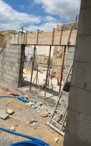 Photo de galerie - Montage agglo + ferraillage+ coffrages + coulage linteau 