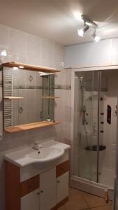 Photo de galerie - Montage de meuble sous évier,remplacement évier +pose de miroirs et étagère 