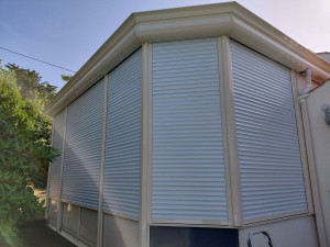 Photo de galerie - Nettoyage complet de la structure d'une véranda, nettoyage de ses volets de ses encadrement et de ses vitres. 