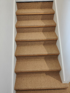 Photo de galerie - Pose revêtement sur escalier en coco fibre naturelle.