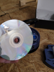 Photo de galerie - Renovation de cd
Si. Ous avez un cd qui ne passe plus, vidéo  music , jeux video, je vous propose de leur donnez une chance de fonctionner a nouveau.